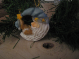 Kerstman in maanvorm met beer