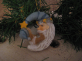 Kerstman in maanvorm met beer