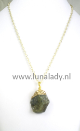 Ruwe edelsteen aan ketting S5