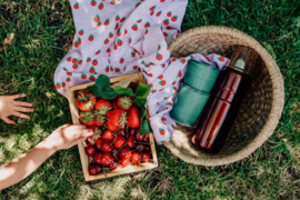 Theedoek van biokatoen en linnen -  Wild Strawberries Pink