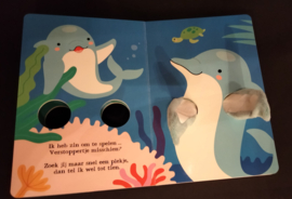 Boekje "knuffel me kleine dolfijn" met zachte knuffelarmen