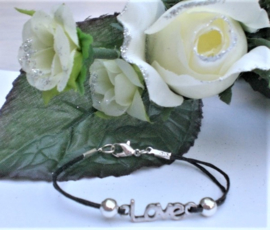 Zelfmaak armband met love tussenzetsel