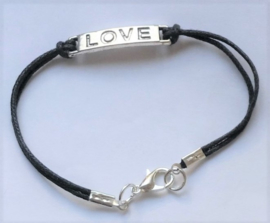 Zelfmaak armband met love tussenzetsel