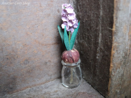 Poppenhuis miniatuur hyacint op glas schaal 1:12
