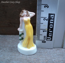 Statue pin-up girl yellow dress