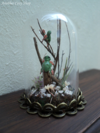 Poppenhuis miniatuur glazen stolp met kikkers schaal 1:12