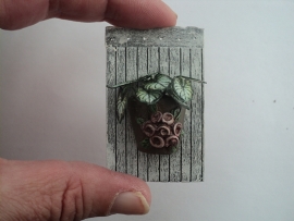 Poppenhuis miniatuur houten wandbord met plant schaal 1:12