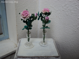 Poppenhuis miniatuur glazen vaasje met rozen schaal 1:12