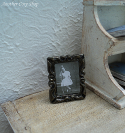 Poppenhuis  miniatuur fotolijstje met meisje schaal 1:12