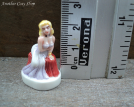 Statue pin-up girl lilac dress