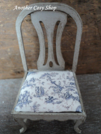 Poppenhuis miniatuur stoel met blauwe stof schaal 1:12