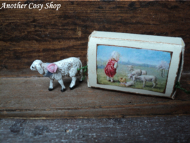 Puppenhaus-Miniaturschaf in Box im Maßstab 1:12 (Nr.1)