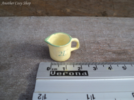 Dollhouse miniature measuring cup 2 litres in 1" scale