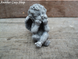 Statue angel with hands under chin in 1" scale
