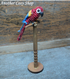 Poppenhuis miniatuur papegaai op stok schaal 1: 12