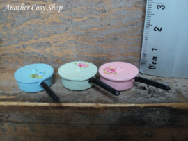 Dollhouse miniature saucepan with flower lid 1" scale