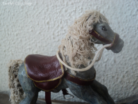Poppenhuis miniatuur schommelpaard