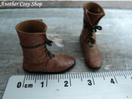 Dollhouse miniature men ankle boots in one inch scale