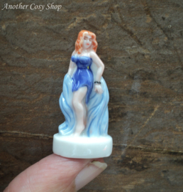Beeldje pin-up meisje in blauwe korte jurk