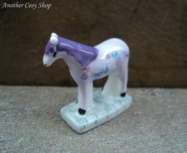 Beeldje paars-lila beschilderd paardje