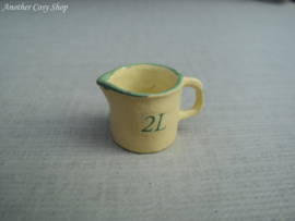 Dollhouse miniature measuring cup 2 litres in 1" scale