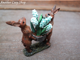 Poppenhuis miniatuur beeldje haasjes met bakje bloemen schaal 1:12