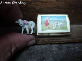 Poppenhuis miniatuur schaapje in doos in schaal 1:12 (no.1)