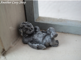 Statue angel lying on the back in 1" scale