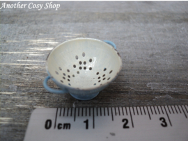 Dollhouse miniature colander in 1" scale