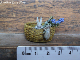 Poppenhuis miniatuur mandje met konijntjes schaal 1:12