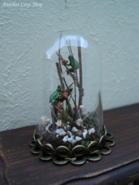 Poppenhuis miniatuur glazen stolp met kikkers schaal 1:12