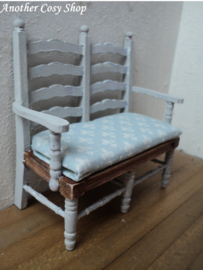 Poppenhuis miniatuur tweezits brocante bankje schaal 1:12
