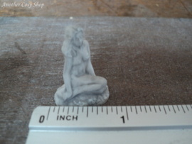 Poppenhuis miniatuur beeldje zittende naakte vrouw schaal 1:12  (no. 5)
