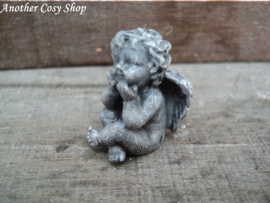 Statue angel with hands under chin in 1" scale