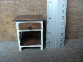 Poppenhuis miniaturen kastje met spijlen en lade schaal 1:12