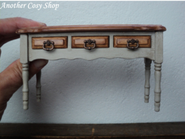 Poppenhuis miniatuur wandtafel met lades schaal 1:12