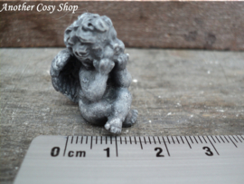 Statue angel with hands under chin in 1" scale