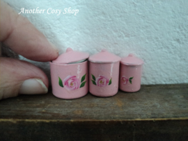 Poppenhuis miniatuur set voorraadbussen roze schaal 1:12