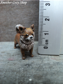 Poppenhuis miniatuur chihuahua (staand) schaal 1:12