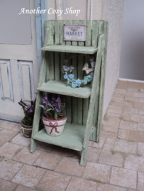 Miniaturregal für den Garten eines Puppenhauses im Maßstab 1 bis 12.Grün