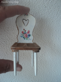 Poppenhuis miniatuur stoeltje met uitgesneden hartje schaal  1:12