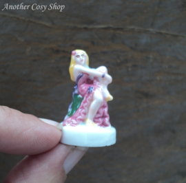 Statue pin-up girl pink dress