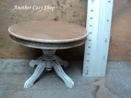 Dollhouse miniature round dining table in 1"scale