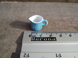 Dollhouse miniature measuring cup 1 litre in 1"scale