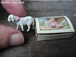 Puppenhaus-Miniaturschaf in Box im Maßstab 1:12 (Nr.2)