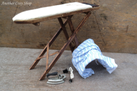 Poppenhuis miniatuur opklapbare strijkplank met strijkijzer schaal 1:12