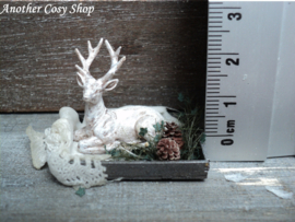 Poppenhuis miniatuur decoratie hert op dienblad schaal 1:12