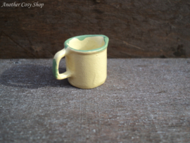 Dollhouse miniature measuring cup 2 litres in 1" scale
