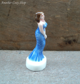 Statue pin-up girl blue dress