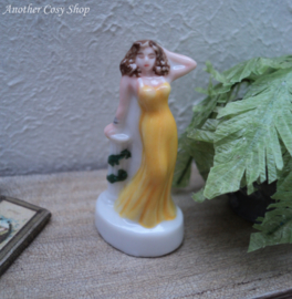 Statue pin-up girl yellow dress